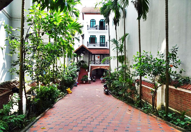 Gorgeous large villa with garden to let in the To Ngoc Van street