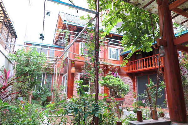 Unique wooden house in Ba Dinh for rent 