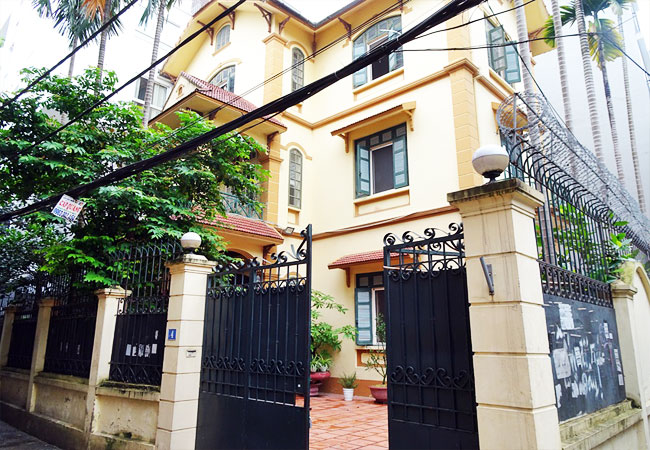 5 bedroom house for rent in To Ngoc Van street, court yard