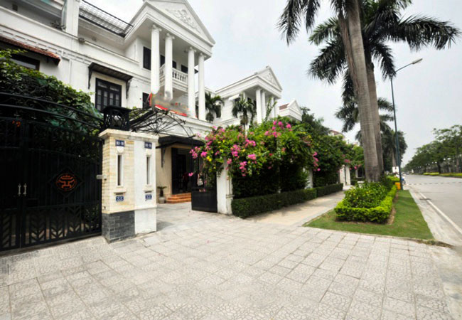 Big villa in Ciputra for rent with full of furniture 