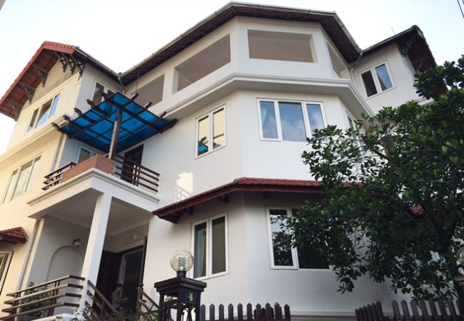 Big villa with garden and pool for rent in Dang Thai Mai 