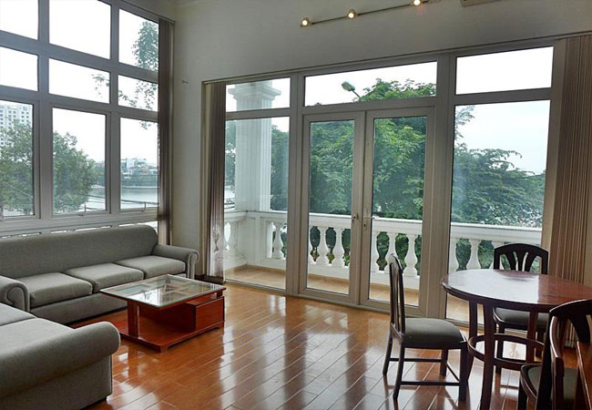 Bright and lake view studio apartment for rent in Xuan Dieu