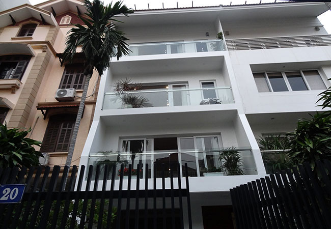 Cần cho thuê nhà mới rộng rãi, nội thất đầy đủ ở Đặng Thai Mai,Tây Hồ.