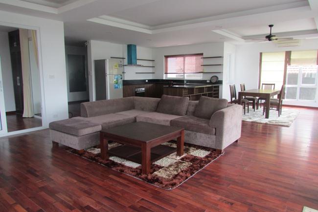 Four bedroom large apartment in Au Co, near Xuan Dieu 