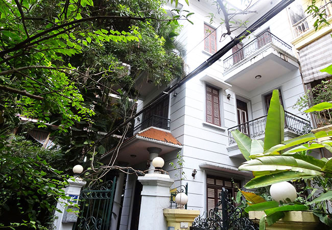 Garden house in Tu Ho (lane 1 Au Co) for rent 