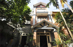 House for rent with court yard in Tay Ho hanoi,4 bedrooms,fully furnished