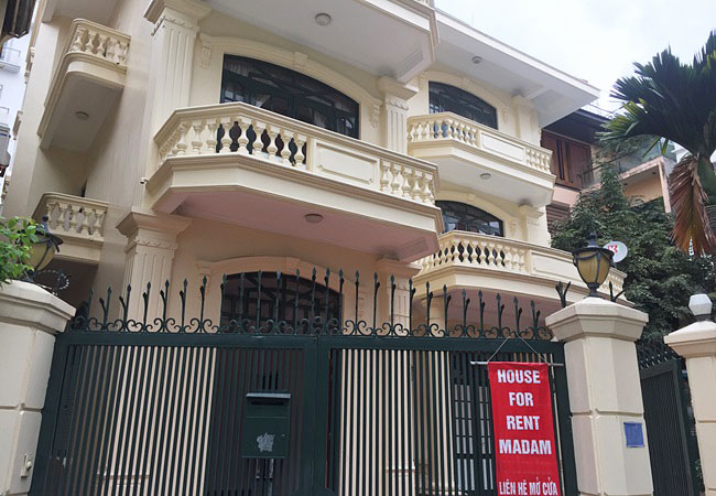Huge villa with swimming pool for rent in lane 20 Tay Ho