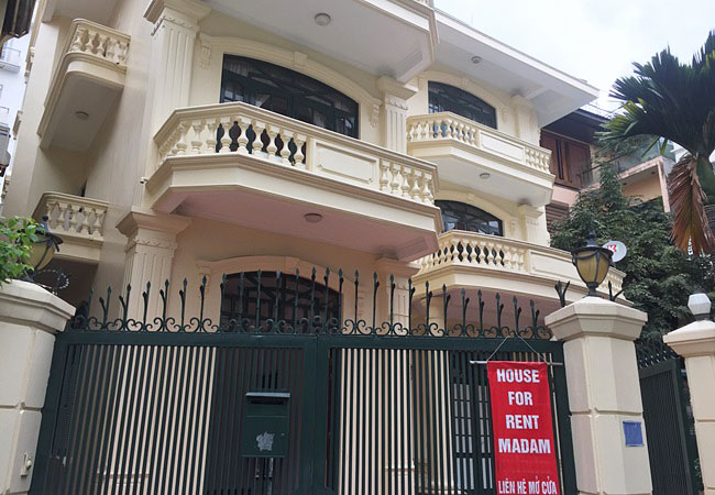 Huge villa with swimming pool for rent in lane 20 Tay Ho 