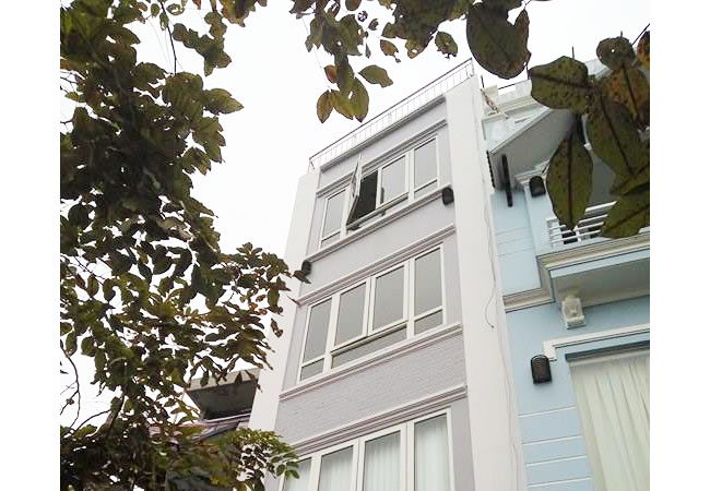 Lake front unfurnished house for rent near Hanoi Club Yen Phu