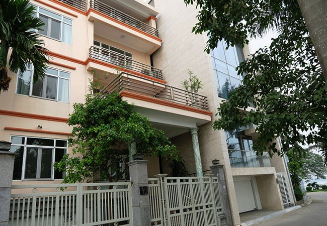 Lake front villa with garage and big room in Tay Ho for rent