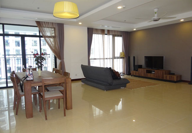 Large and bright corner apartment in R 3 building 