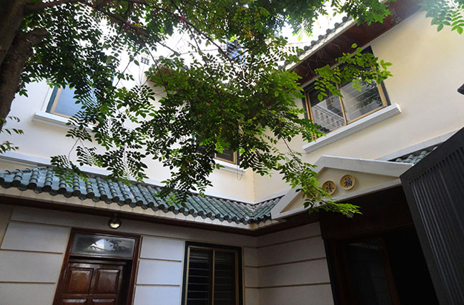 Nice house in Xuan Dieu, 2 small yards 