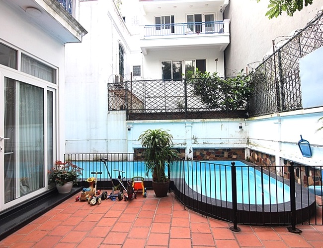 Pool house with nice yard in Dang Thai Mai for rent
