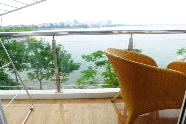 Studio apartment with lake view in Trich Sai street 