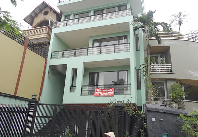 Unfurnished big house next to West lake for rent 