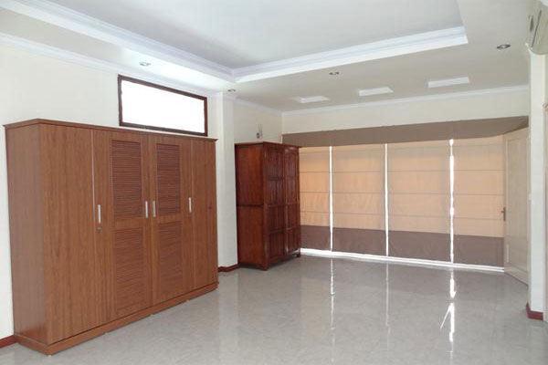 Unfurnished house in Nghi Tam village for rent 