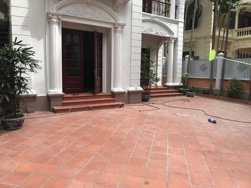 Unfurnished villa in 52 To Ngoc Van for rent 