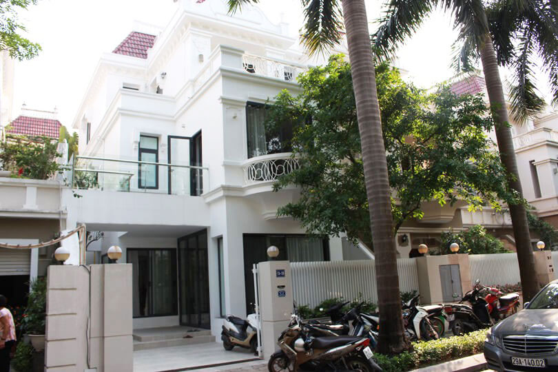 Villa with nice yard for rent in T block, Ciputra 